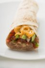 Burrito mit Käse und Avocado — Stockfoto