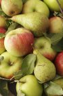 Pere e mele appena raccolte — Foto stock