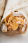 Burrito mit Käse und Huhn — Stockfoto