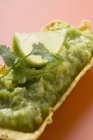 Guacamole in Taco-Schale über rosa Oberfläche — Stockfoto
