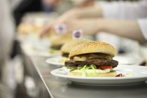 Vista ravvicinata di hamburger fila in una cucina commerciale — Foto stock