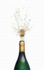 Spritzer Champagner auf weißem Hintergrund — Stockfoto