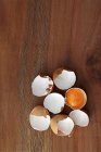 Huevos y huevos agrietados - foto de stock