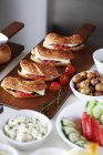 Türkisches Frühstück auf Holztisch in Reihe — Stockfoto