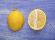 Moitiés de citron frais — Photo de stock