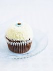 Cupcake mit Kokosstreusel verziert — Stockfoto