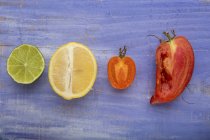 Gelbe und andenhornfarbene Tomaten — Stockfoto