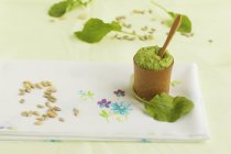 Vue surélevée du radis Pesto et graines de tournesol — Photo de stock