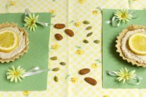 Лимонні та мигдальні пироги — стокове фото
