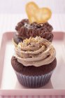 Cupcakes mit Zuckerbällchen dekoriert — Stockfoto