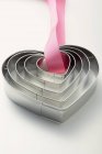 Vista close-up de cortadores de biscoitos em forma de coração em vários tamanhos — Fotografia de Stock