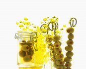 Aceitunas verdes con burbujas de aceite de oliva - foto de stock