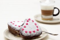 Маленькі мармурові торти у формі серця — стокове фото