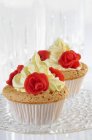 Cupcake decorati con rose marzapane — Foto stock