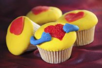 Cupcakes mit Herzen dekoriert — Stockfoto