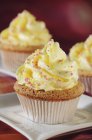 Muffins mit gelbem Zuckerguss — Stockfoto