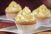 Cupcakes with yellow frosting — Stock Photo