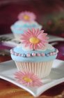 Cupcakes decorated with pink flowers — Stock Photo