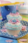 Cupcake decorati con fiori rosa — Foto stock