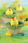 Cupcakes decorated with Easter eggs — Stock Photo