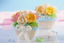 Gâteaux décorés avec des fleurs de massepain — Photo de stock