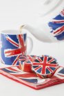 Чай наливают из чайника Union Jack — стоковое фото