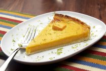 Slice of Pumpkin tart with lime zest — Stock Photo