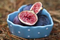 Fresh figs in heart-shaped bowl — Stock Photo