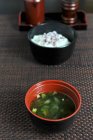 Vue rapprochée de la soupe Miso et du riz dans des bols — Photo de stock