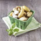 Картонна коробка органічних Юкон картоплі — стокове фото