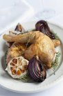 Hühnerkeulen mit Thymian und roten Zwiebeln — Stockfoto