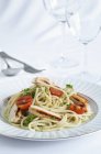 Spaghetti mit Huhn und Pesto — Stockfoto