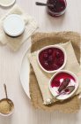 Marmellata di ciliegie con cannella in piatto — Foto stock