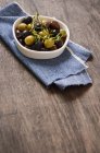 Ciotola di olive colorate — Foto stock
