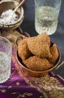 Vue rapprochée des boulettes et boissons indiennes frites — Photo de stock