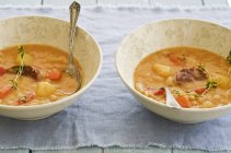 Овочевий суп з сосискою — стокове фото