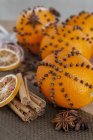 Gespickte Orangen, Sternanis und Zimtstangen — Stockfoto