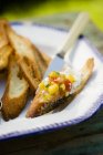 Pfirsich-Salsa auf Brot — Stockfoto