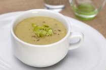Crema di zuppa di asparagi con pepe spezzato — Foto stock