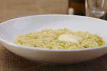 Fonte de beurre sur riz risotto — Photo de stock