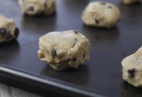 Vista close-up de bolas não cozidas de massa de biscoito de chocolate chip — Fotografia de Stock
