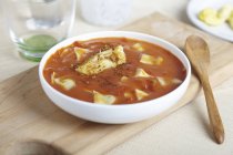 Чаша томатного супа с артишоком — стоковое фото