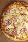 Pizza hawaiana con piña - foto de stock
