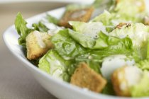 Вид на салат Цезарь в миске — стоковое фото