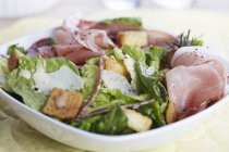 Salat mit Schinken in Schüssel — Stockfoto