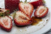 Erdbeeren mit Balsamico-Essig beworfen — Stockfoto