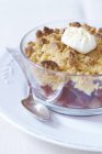 Closeup view of peach crumble with creme fraiche and grated tonka beans — Stock Photo