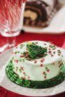 Рождественский торт, украшенный елкой — стоковое фото