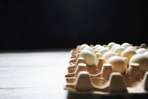 Свіжі яйця в картонній коробці — стокове фото