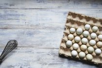 Свежие яйца в картонном картоне — стоковое фото